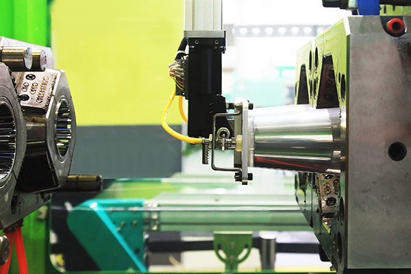 injection molding machine and robot picking food plastic parts
